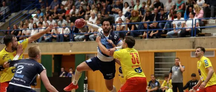 Christoforos Tsakouridis leitet das Spiel der BT Füchse