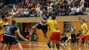 Christoforos Tsakouridis leitet das Spiel der BT Füchse