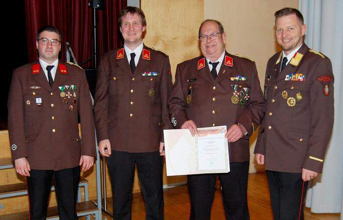 Für seine langjährigen Verdienste als Kommandant der Betriebsfeuerwehr wurde Alois Krall (2.v.r.) mit dem Verdienstzeichen 2. Stufe des LFV Steiermark ausgezeichnet 