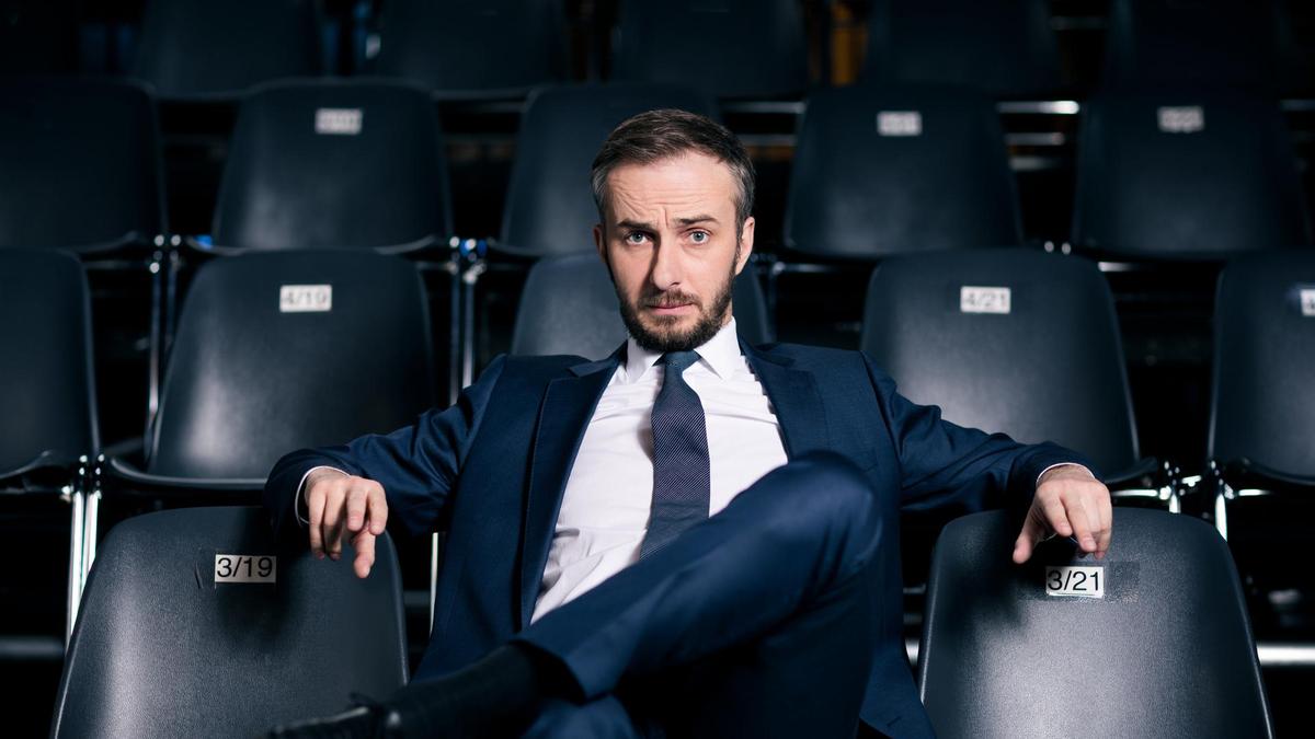 Jan Böhmermann kritisiert die „Zeit“ und hält Til Schweiger für hilfsbedürftig