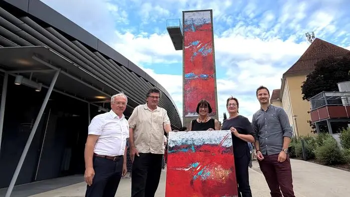 Ein großes Kunstwerk von Herta Haas ziert den ehemaligen Schlauchturm der FF Feldbach
