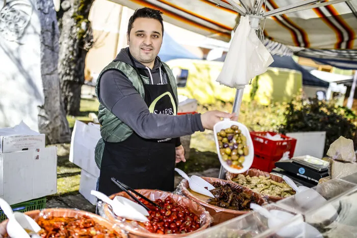 Guiseppe Scamuzzi aus Turin zum ersten Mal am Josefimarkt. Mit seinen köstlichen in Olivenöl und starke Gewürze eingelegten sizilianischen Oliven, Tomaten und Artischocken macht er gute Geschäfte. 