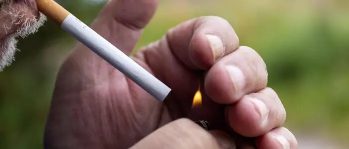 Ein sehr gut erforschter Einflussfaktor auf den Körper: Zigarettenrauch und seine Tausenden chemischen Verbindungen.