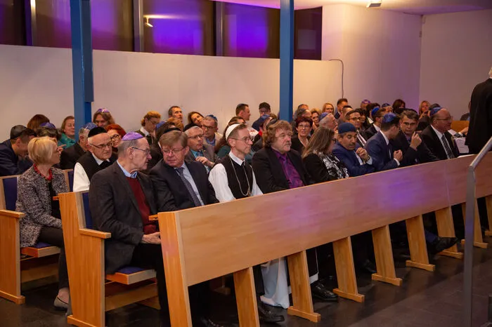 Sie ist auf den Fundamenten und mit Ziegelsteinen der alten Synagoge erbaut worden.
