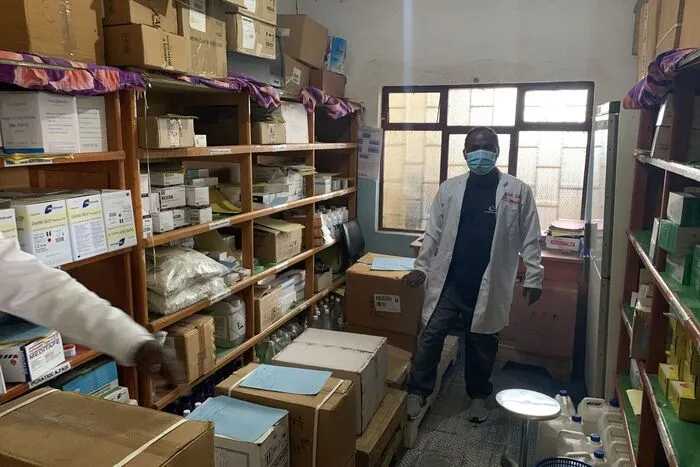 Die Klinik behandelt 85 HIV-Fälle, die Versorgungslage für die entsprechenden Medikamente ist gut. Anders sieht es bei Antibiotika aus, davon gibt es laut dem Apotheker viel zu wenig.