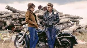 Jodie Comer und Austin Butler in „The Bikeriders." (Focus Features via AP)