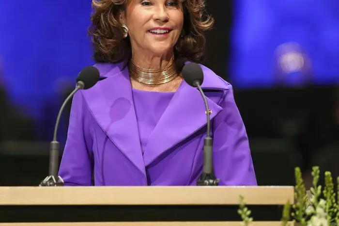 Premiere für Bundeskanzlerin Brigitte Bierlein: erstmals bei den Festspielen am Pult. Sie nutzte ihre Rede für ein Lob der Mythen und der Freiheit der Kunst. "Die Mythen enthalten all das, was das Leben ausmacht: Den Logos und den Mythos, das Trennende und das Verbindende, das Alte und das Neue." 