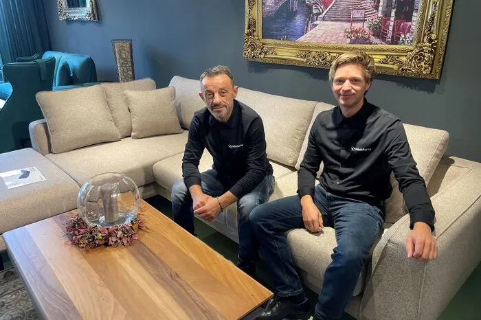 Geführt wird das Geschäft von Azem Jakupi und Harald Baumgartner (rechts), die schon lange gemeinsam im Holzhandel tätig sind (wir berichteten).