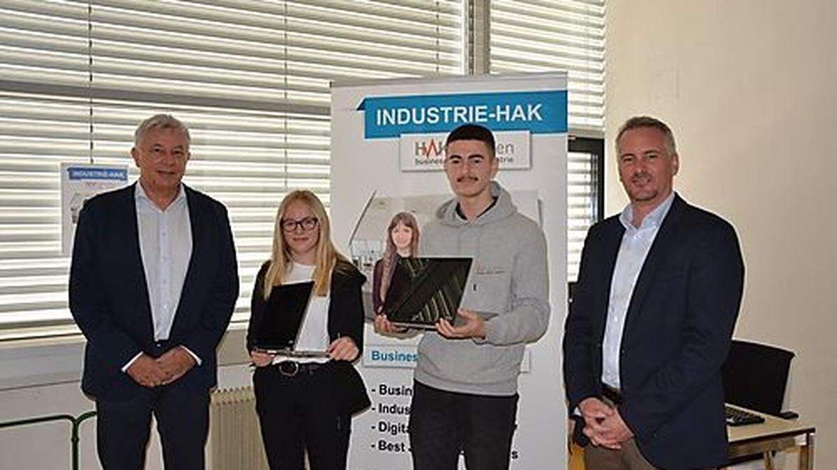 Hannes Scherzer mit Stefanie Hinteregger und Belmin Sultanović aus der Industrieklasse sowie Bertram Ziegenfuß von der Wietersdorfer Holding GmbH