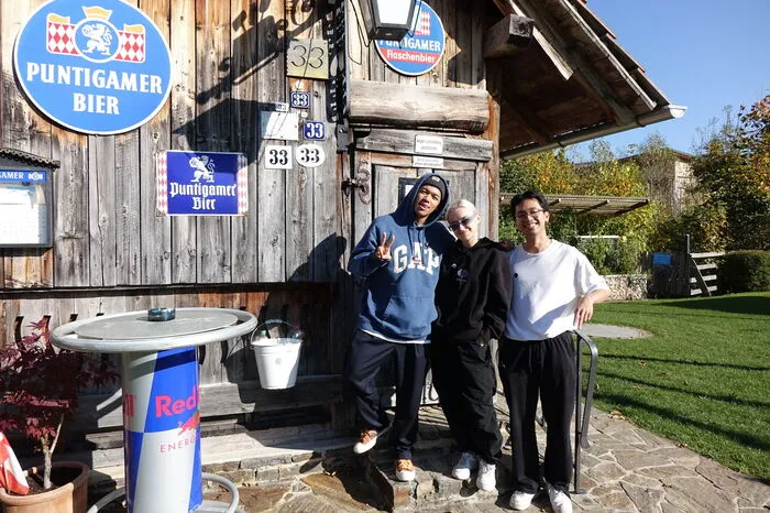 Singer-Songwriter Trong Hieu und Elsa Søllesvik und der Salzburger Produzenten Ryze.