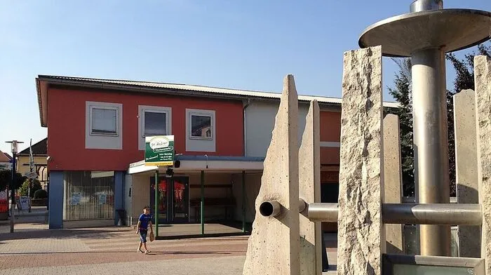 Anstelle des Kultursaales in der St. Andräer Innenstadt entsteht das neue Gemeindezentrum mit Wohnraum und Gastronomie