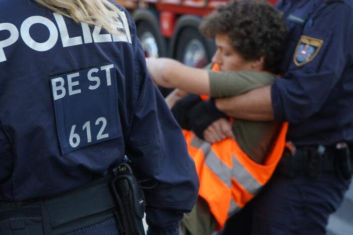 Die Polizei löste die unangemeldete Demo auf