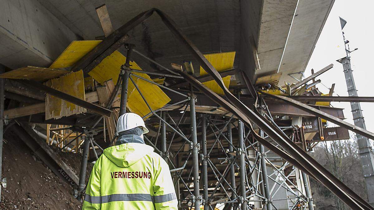 Brücke und Gerüst krachten mit 800 Tonnen Stahl, Holz, Beton auf die Bahngleise.