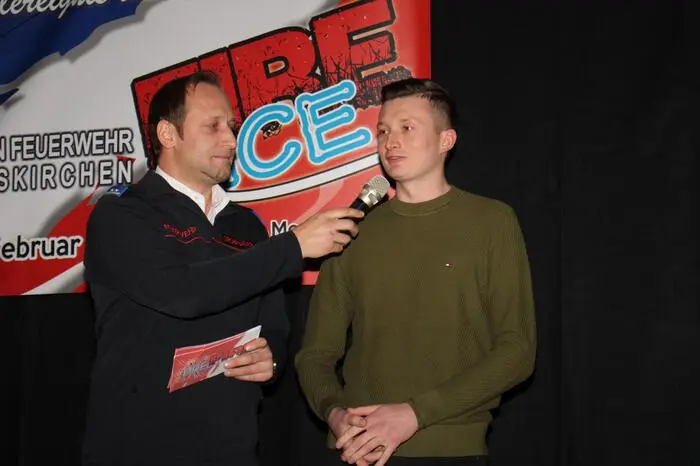 Christian Göblbauer, Pressereferent der FF Mooskirchen (links), moderierte die Veranstaltung. Er bedankte sich auch bei den zahlreichen Persönlichkeiten aus der Gemeinde, die ihre Produkte für den Ball zur Verfügung stellen. 