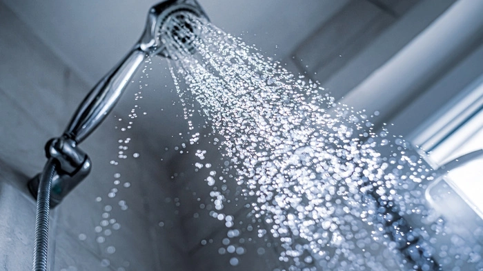 War man länger auf Reisen, sollte man das Wasser zuhause rinnen lassen, um das Risiko von Legionellen zu minimieren – aber denn Wasserhahn bitte nicht voll aufdrehen!