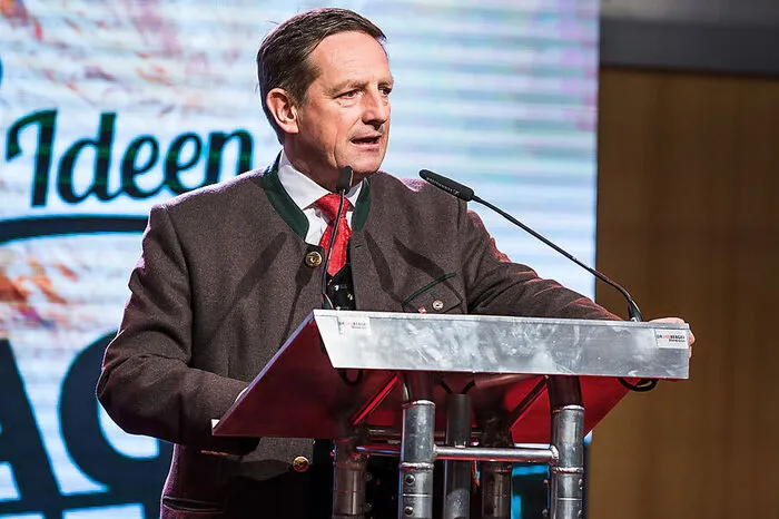 Seine erste Wahl schlägt Christian Benger (55), und das gleich als Spitzenkandidat für die ÖVP. Der in Bregenz geborene Benger studierte Forstwirtschaft in Wien. Nach mehreren Jobwechseln übernahm er 2000 das Forstgut Wallersberg in Griffen (Bezirk Völkermarkt) als Eigentümer. In der Landesregierung ist er für die Referate Land- und Forstwirtschaft zuständig, dazu kommen Kunst und Kultur, Tourismus und Wirtschaft. Nach dem Wechsel in der Bundespartei von Reinhold Mitterlehner zu Sebastian Kurz wurde in Kärnten viel spekuliert, ob Benger ausgetauscht wird, auch jetzt kursieren immer wieder Gerüchte. Viel wird also vom Wahlergebnis abhängen, die Schwarzen erhoffen sich kräftige Zuwächse.