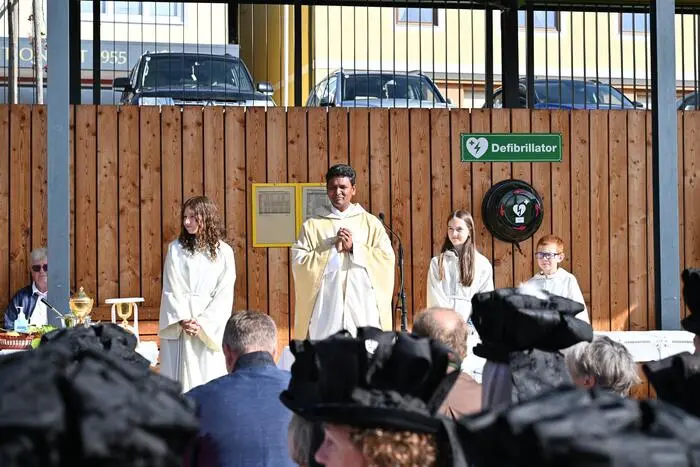Der Festtag begann mit einem feierlichen Gottesdienst mit Pfarrer Charles Deekollu. 