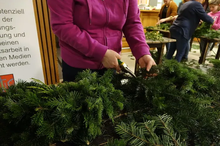 Neben Adventkränzen wurden auch Türschmuck und kleine Christbäume gebunden.