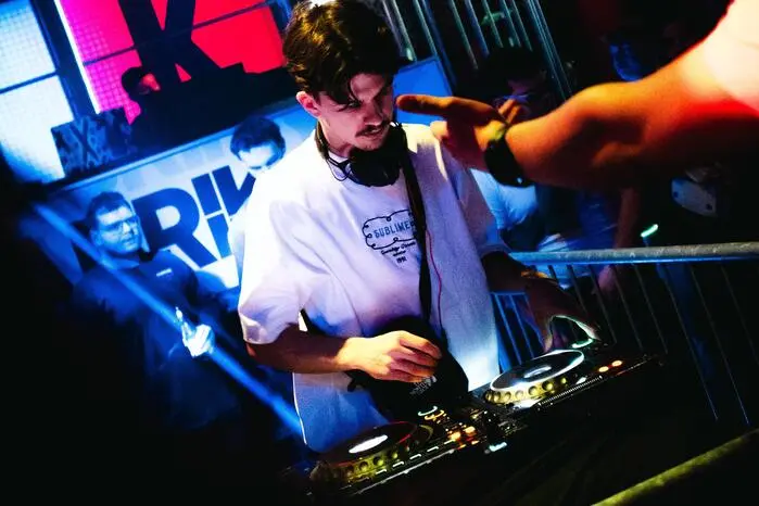 Die DJs legten bei dem Drum and Bass Rave auf einer 360-Grad-Stage, mitten auf der Tanzfläche auf.