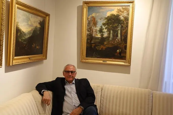 Karl Maitz vor seinem wichtigsten Sammlungsstück, dem Gemälde „Arkadische Landschaft“ von Meyeringh