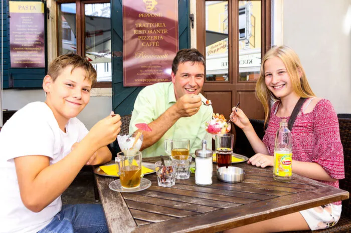 Das schmeckt: Josef Zeiler gönnte sich mit Lisa-Carina und David am Franziskanerplatz ein paar Kugeln Eis