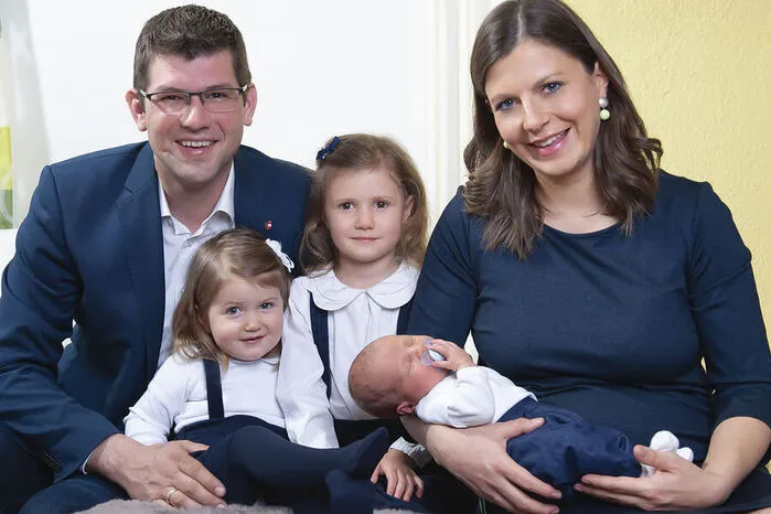 Jakob Franz verstärkt seit 6. März das Mäderlhaus von Landesrat Martin Gruber in Kappel am Krappfeld. Der kleine Mann erblickte um 20.12 Uhr das Licht der Welt. Kurz nach der Geburt zeigte die Krankenhauswaage ein Gewicht von 3780 Gramm und das Maßband eine Größe von exakt 50 Zentimetern an. Mit Mama Ulrike freuen sich besonders die beiden jüngeren Schwestern Julia (4) und Anna (2) über den Familienzuwachs. Die zwei Mädchen helfen fleißig mit und verwöhnen ihren kleinen Bruder. Auf das gemeinsame Spielen freuen sie sich schon riesig.