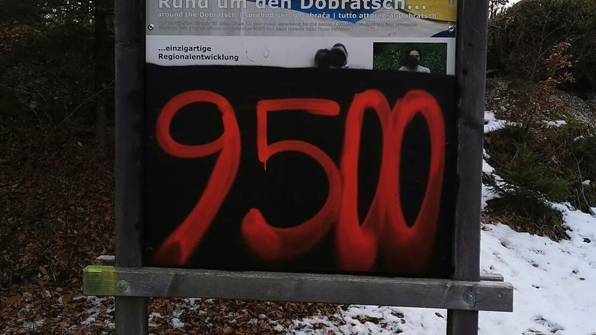 Auch Hinweistafeln wurden beschmiert