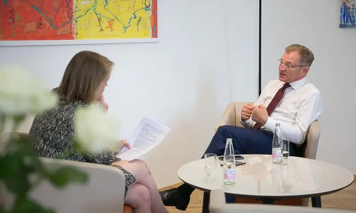 Thomas Stelzer beim Interview mit der Kleinen Zeitung in seinem Büro in Linz.