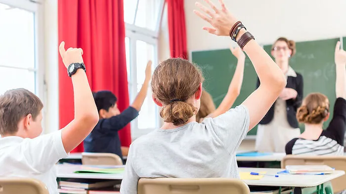 "Lehrplanmäßig vorgesehen" sind laut Schulzeitgesetz am Zeugnistag deri Stunden Unterricht