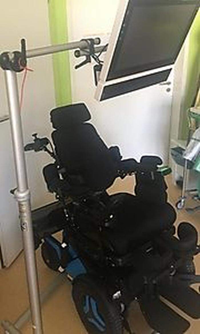 Der elektrische Rollstuhl und darüber der Computer mit Augensteuerung für Kyro