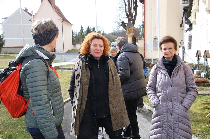 Da die vom Lankowitzer Künstler Toni Hafner gestalteten Kreuzwegbilder unter den Witterungseinflüssen litten, wurden sie im Jahre 2010 durch mit den Hafner-Motiven bedruckte Planen ersetzt. Die Originale befinden sich in der Schatzkammer der Pfarre.