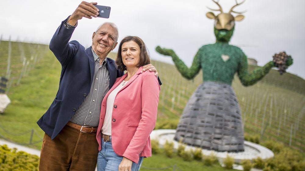 Das Ehepaar Riedl beim „Selfiepoint“ vor der &quot;Göttin der Zeit&quot; auf Taggenbrunn