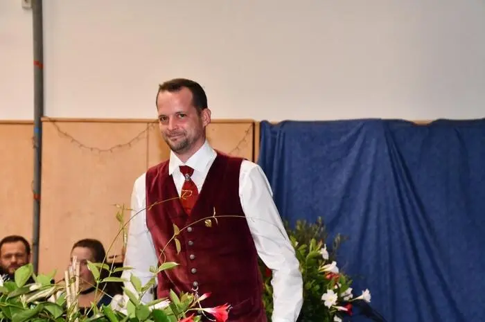 Kapellmeister Thomas Spreitzer und seine 45 Musikerinnen und Musiker begannen das Konzertprogramm mit dem „94er Regimentsmarsch“ von Josef Matys.