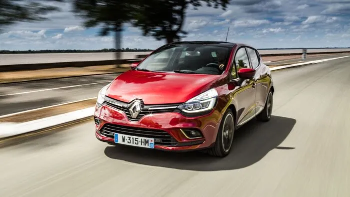 Mit geschärfter Optik, erweiterter Antriebspalette und neuen Komfortdetails rollt der meistverkaufte Renault, der Clio, im September zu den Händlern.