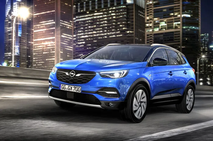 Der lange Radstand von 2675 Millimetern sorgt dafür, dass der Kompaktklasse-SUV für bis zu fünf Personen überaus geräumig ausfällt. AGR-zertifizierte Ergonomie-Sitze (Aktion Gesunder Rücken e.V.), Lenkradheizung, beheizbare Front- und Fondsitze sorgen für Komfort. Dazu kommt ein Kofferraum, der mit 514 bis maximal 1652 Litern Ladevolumen ausreichend Platz für Gepäck bereithält. Die Heckklappe öffnet elektrisch, ausgelöst per Fußkick.