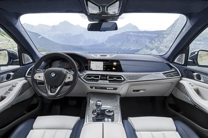 In dieser Klasse darf man natürlich gerade im Innenraum nicht patzen, weshalb man serienmäßig auf Ledersitzen unter einem dreiteiligen Panorama-Glasdach Platz nimmt, umweht von einer Vier-Zonen-Klimaautomatik. Gegen Aufpreis gibt es sogar eine mit fünf sowie Bedienelemente mit Glasapplikationen und ein Soundsystem von Bowers &amp; Wilkins.