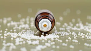 Auch Homöopathie wird als Mittel gegen das Coronavirus in manchen Apotheken angepriesen. Faktenbasis dazu existiert keine