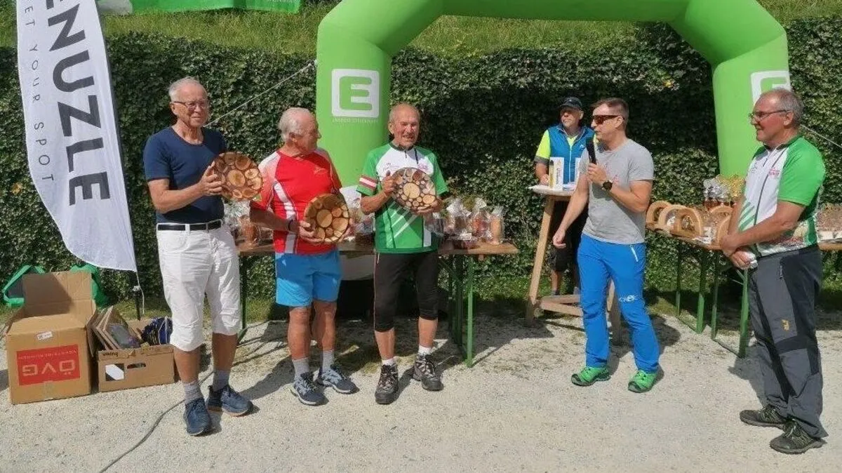 Ehrung für Verdienste im Rahmen der Laufveranstaltung - von links: Ernst Bonek, Hans Terler, Gerfried Hoch, Rene Stix (Naturfreunde Landesleitung), Gottfried Lang (Veranstalter)