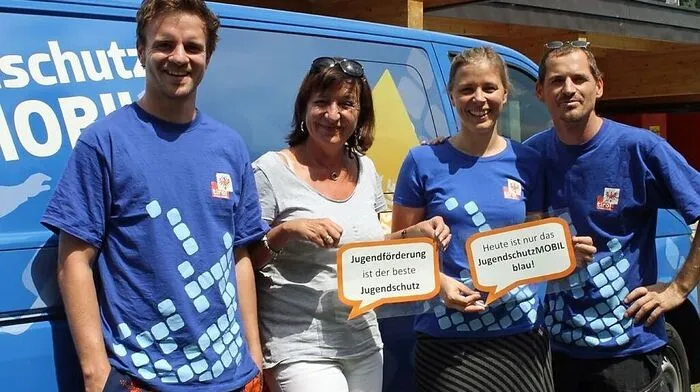 Landesrätin Beate Palfrader mit ihrem Jugendschutz Mobil-Team