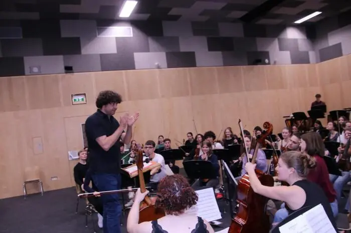 Unter der musikalischen Leitung von Thomas Platzgummer liefen die jugendlichen Musiker zur Hochform auf, begeisterter Applaus war der Dank dafür. 