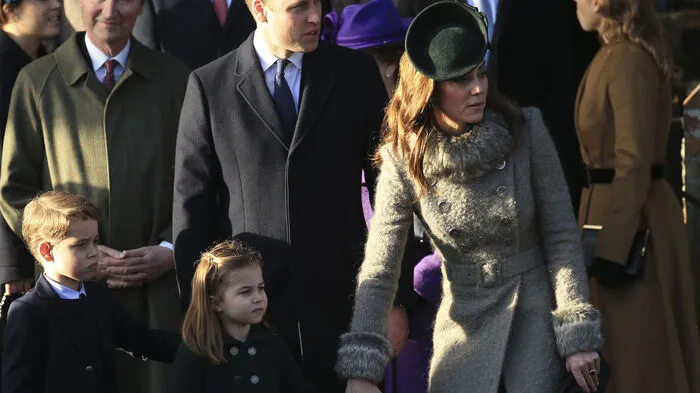 Der kleine Prinz George (6) und seine Schwester Charlotte (4) haben erstmals am traditionellen Weihnachtsgottesdienst der Royals im englischen Sandringham teilgenommen. Ihr erst einjähriger Bruder Louis blieb zu Hause.