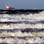 Auf der Ostsee vor Warnemünde (Mecklenburg-Vorpommern) türmen sich am 04.01.2016 große Wellen auf, für die das Sturmtief "Axel" sorgt