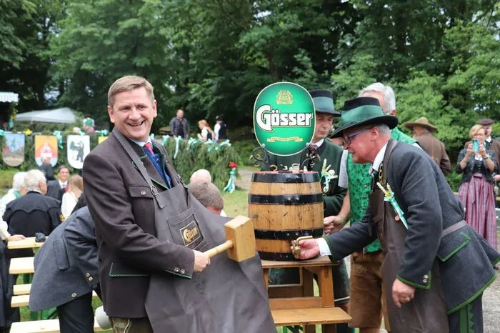 Den Bieranstich nahm Leobens Bürgermeister Kurt Wallner vor, der von Großbauer Erhard Skupa unterstützt wurde.