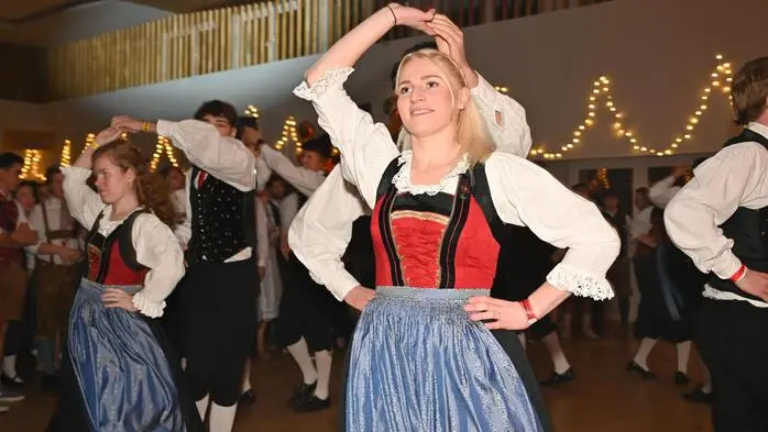 Nach der offiziellen Begrüßung eröffneten die Mitglieder der Volkstanzgruppe Wabelsdorf sowie die Landjugend Fellach und Treffen den Ball mit einem feierlichen Auftanz, der großen Anklang fand. Die Mitternachtseinlage wurde von der Landjugend Moosburg gestaltet.