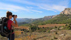 Einzigartiger Blick auf die Felswände von Montsant, ein Eldorado für Kletterer und Wanderer	