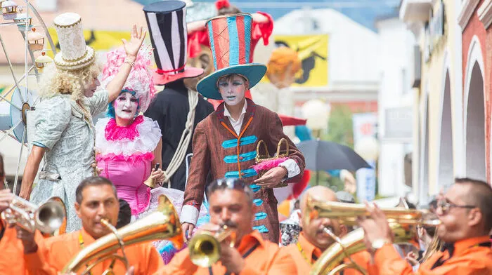 40 verschiedene Künstlergruppen aus insgesamt 16 Ländern verzauberten vom 28. Juli bis 1. August die Lienzer Innenstadt. Bei der Parade zogen alle Straßenkünstlerdurch Lienz und zeigten ihre bunten Kostüme