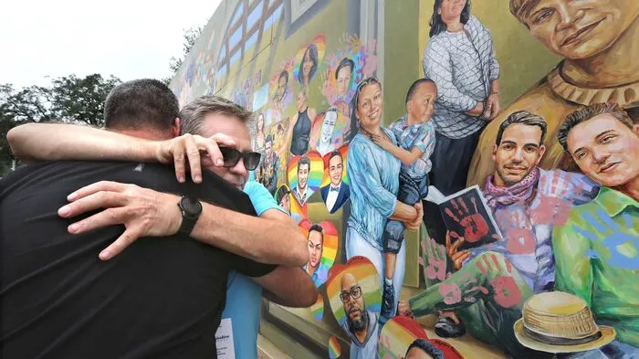 "Egal wie dunkel die Nacht ist, die Sonne wird immer scheinen", sagte der Bürgermeister von Orlando, Buddy Dyer, bei der Zeremonie im Bundesstaat Florida.