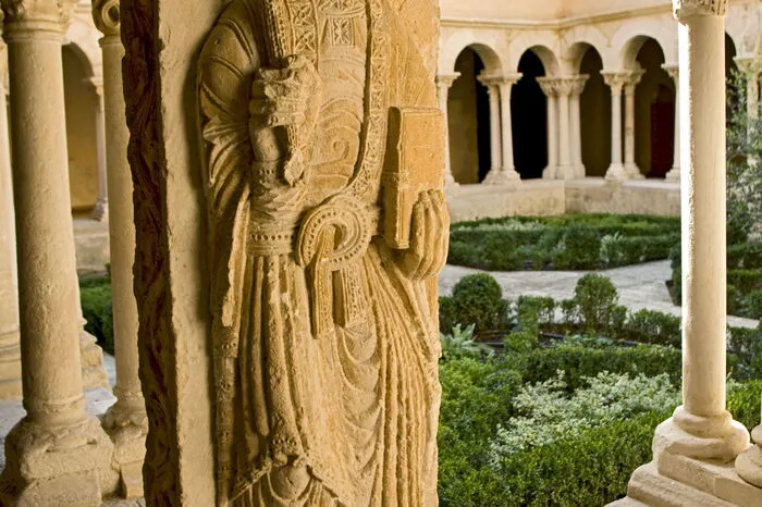 Der romanische Kreuzgang aus dem 12. Jahrhunderts zählt neben dem von Saint-Trophime in Arles zu den bedeutendsten der Provence. Charakteristisch sind die von kleinen schlanken Zwillingssäulen getragenen Arkaden.