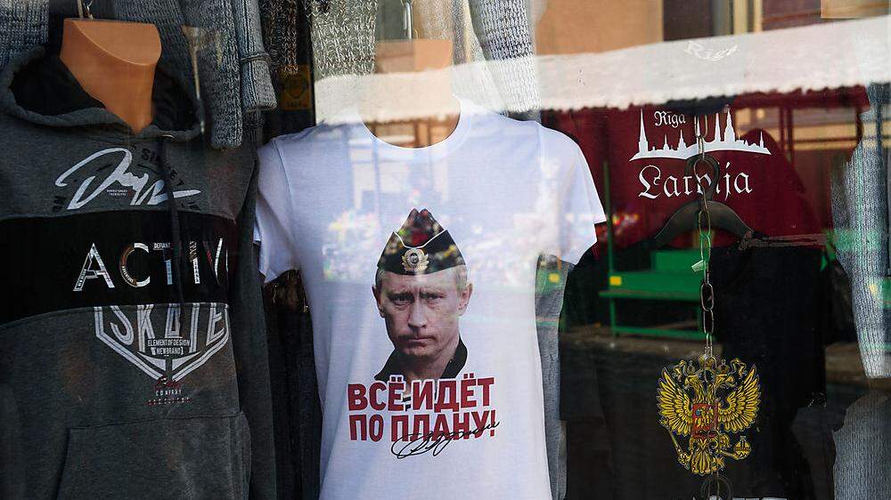 &quot;Alles läuft nach Plan&quot;: Putin auf einem T-Shirt auf dem Zentralmarkt in Riga