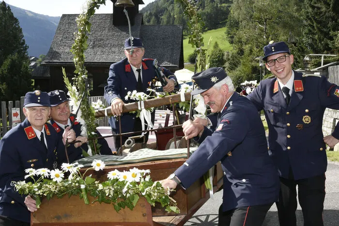 Nach einer ersten Stärkung mit den vielen Gästen bei Gelber Suppe und Reindling ging es mit der 120 Jahre alten Spritzenpumpe der Bad Kleinkirchheimer Feuerwehr zur Tafel ins Hotel.